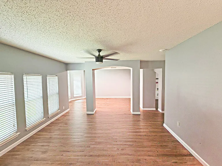 1302 Whitegate — Photo 2