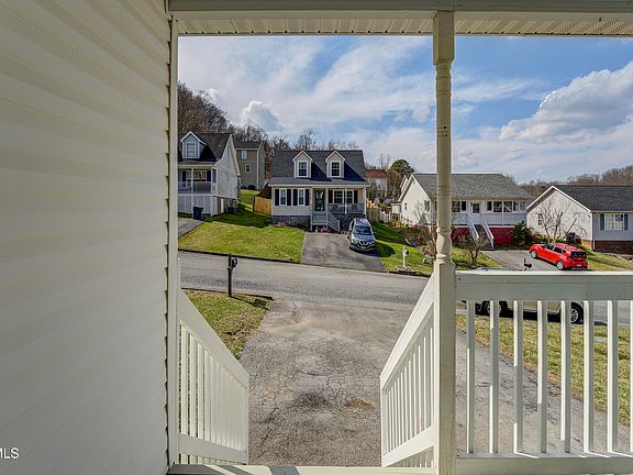 5th image of 121 Saint James Pl