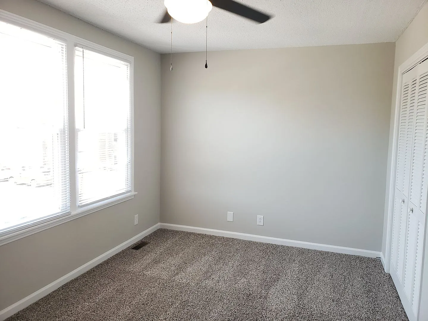 End Unit!! 2 Bed/1.5 Bath Townhouse! Water/Garbage Included! Walk To Apsu! — Photo 4