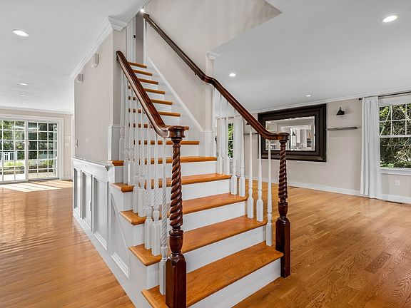 4th image of 1471 Washington St