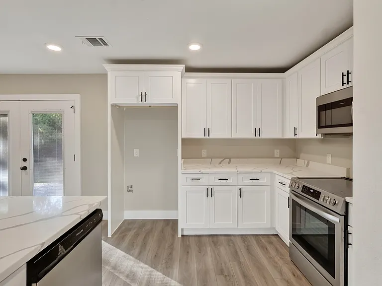 209 W 9th St — Photo 11
