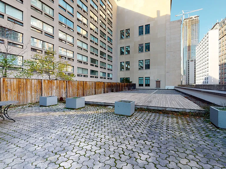 424 Yonge St — Photo 19