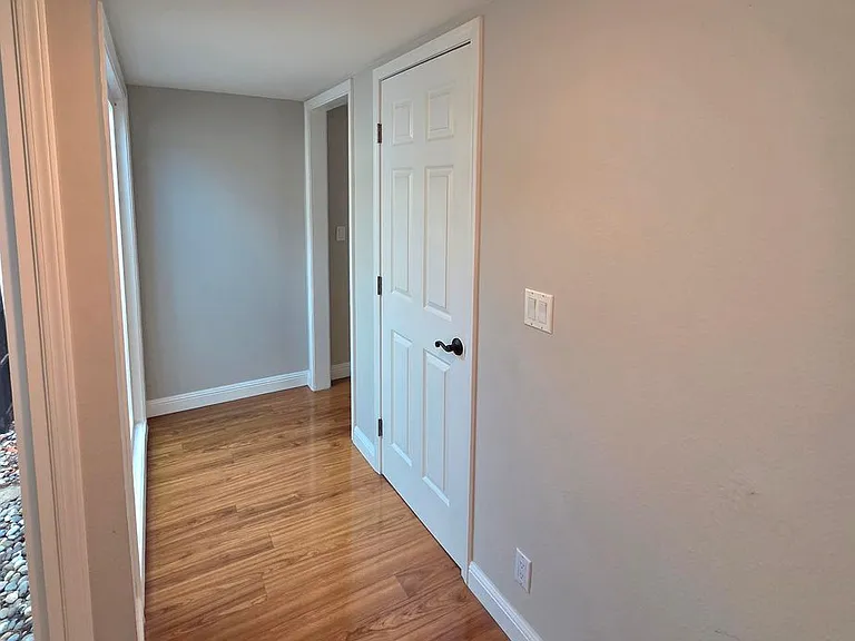 565 Rolling Hills Ln — Photo 9