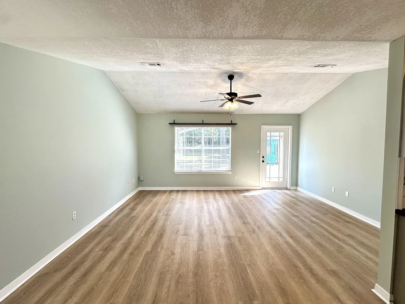 3 bed, 2.0 bath, 1326 sqft, $2,195 — Photo 3