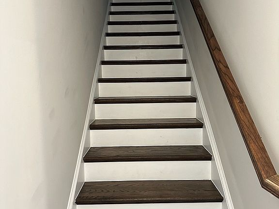 2nd image of 1292 Williamette Way