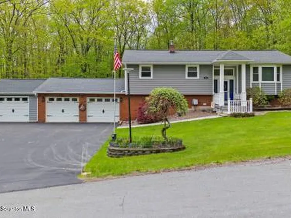 210 Willow Dr, Lake Ariel, PA 18436