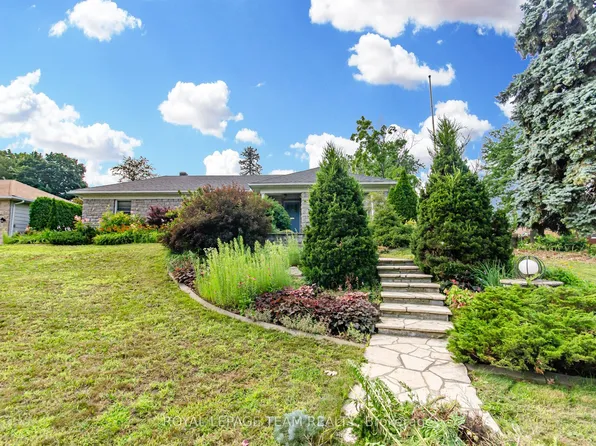 1996 Cedar Lane Ter, Ottawa, ON K2A 1J8