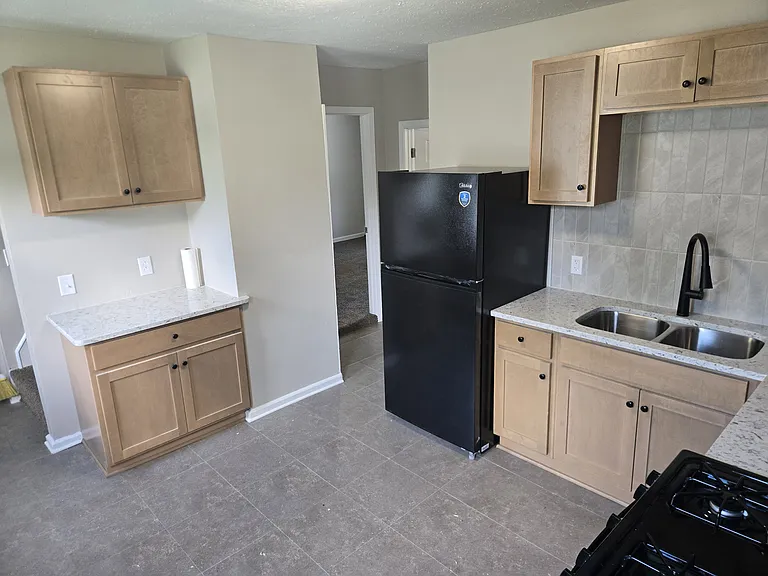 181 E Lorain St — Photo 9