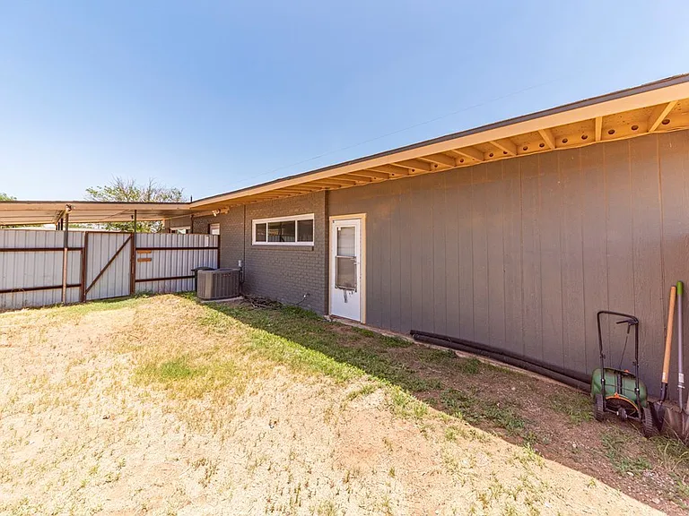 2901 Nabors Ln — Photo 17