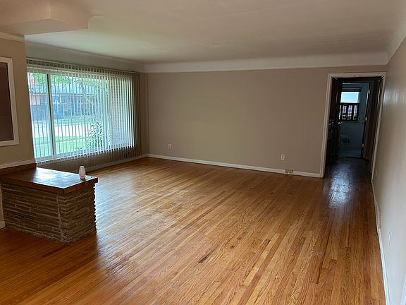 5th image of 21871 Westhampton Ave