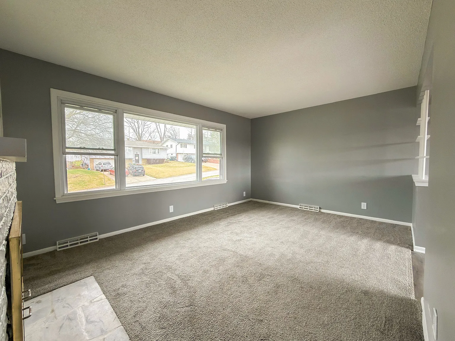 3 bed, 2690 sqft, $2,400 — Photo 2