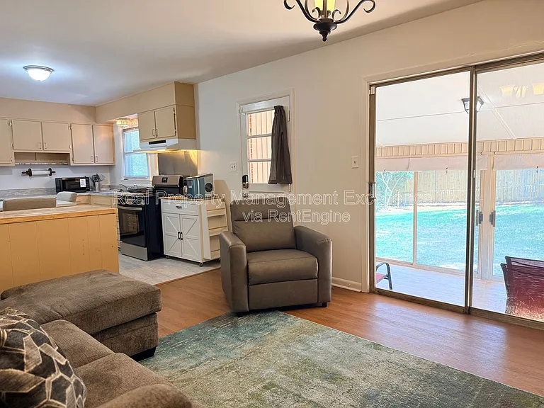 120 E Rowan St — Photo 17
