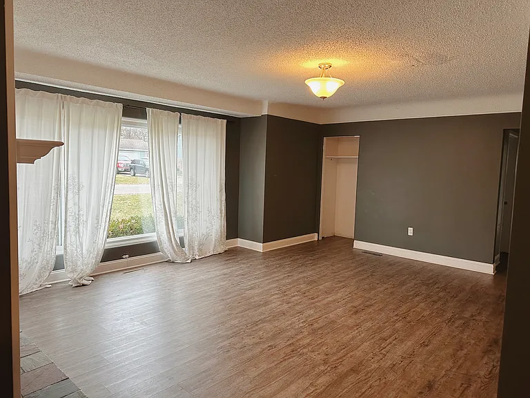 671 E Crest Ln — Photo 3