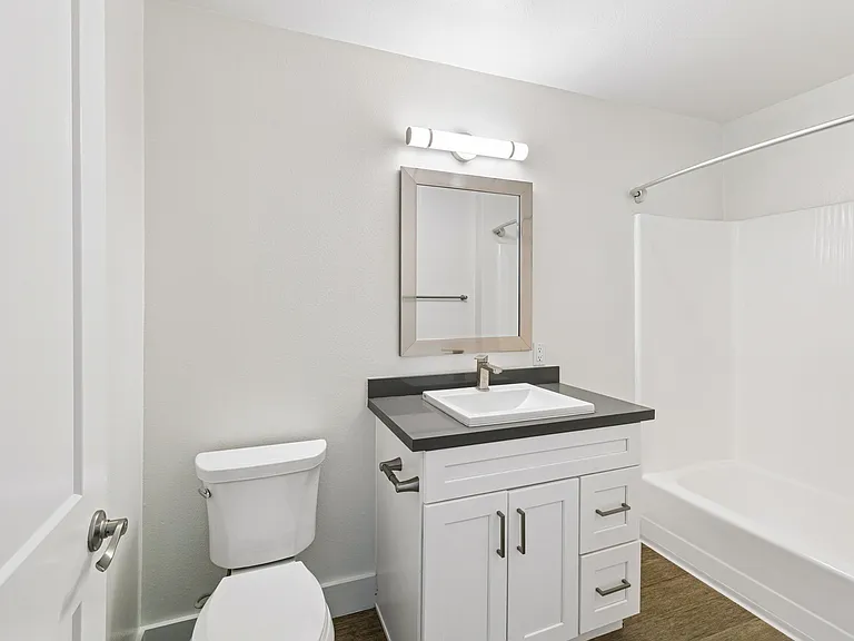 Oak Park Apartments — Photo 9