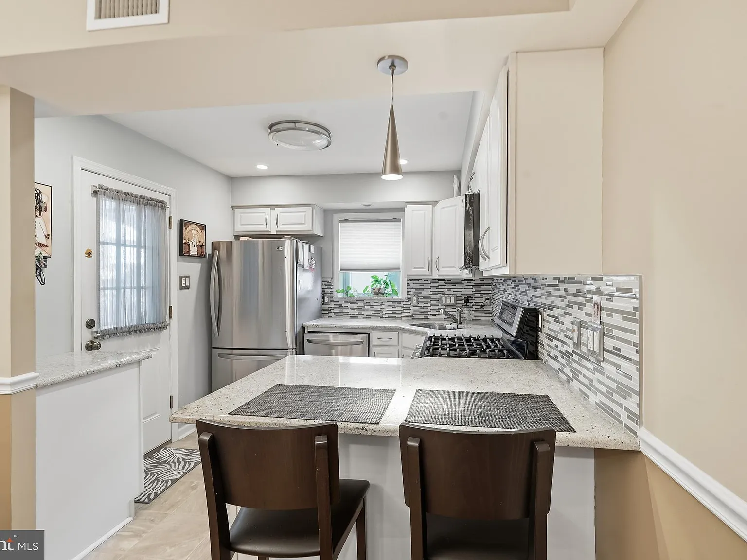 3 bed, 1040 sqft, $2,800 — Photo 1