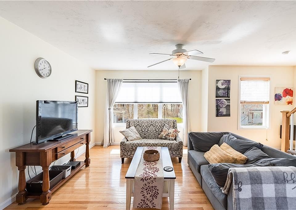 1st image of 27 Stream View Dr
