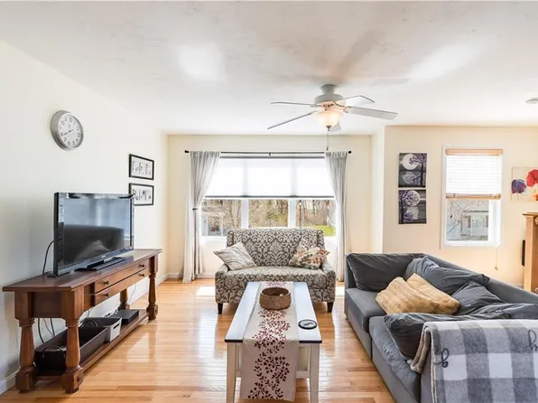 27 Stream View Dr, Cumberland, RI 02864