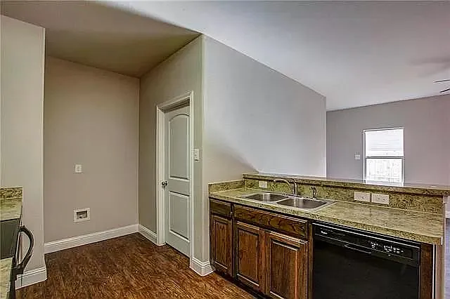 437 Canvas Ct — Photo 7