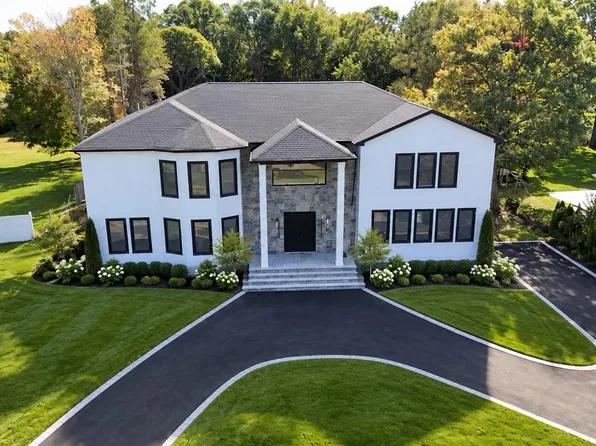 14 Wilmington Drive, Melville, NY 11747