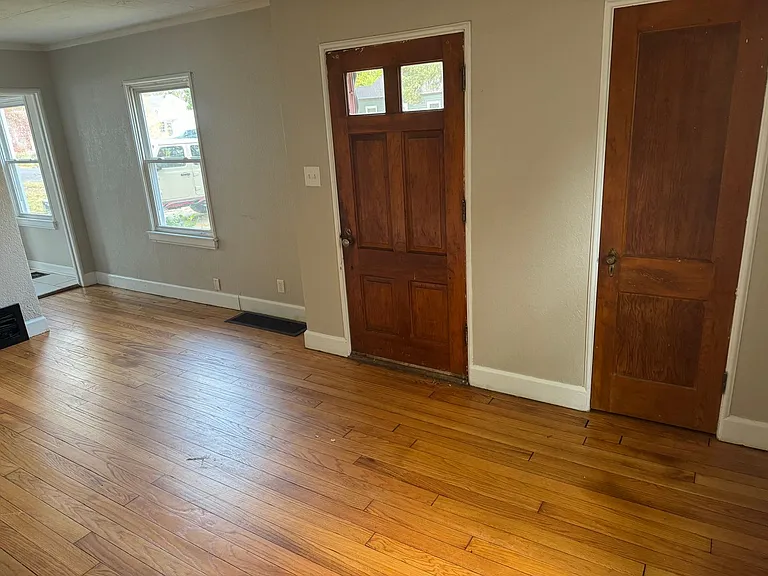 613 Morton Ave — Photo 3