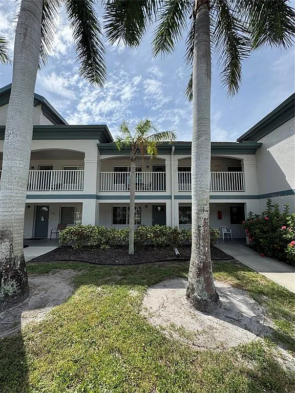 2 bed, 2.0 bath, 912 sqft, $1,950 — Photo 2