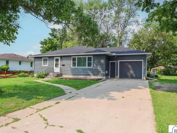 916 5th St SW, Waseca, MN 56093