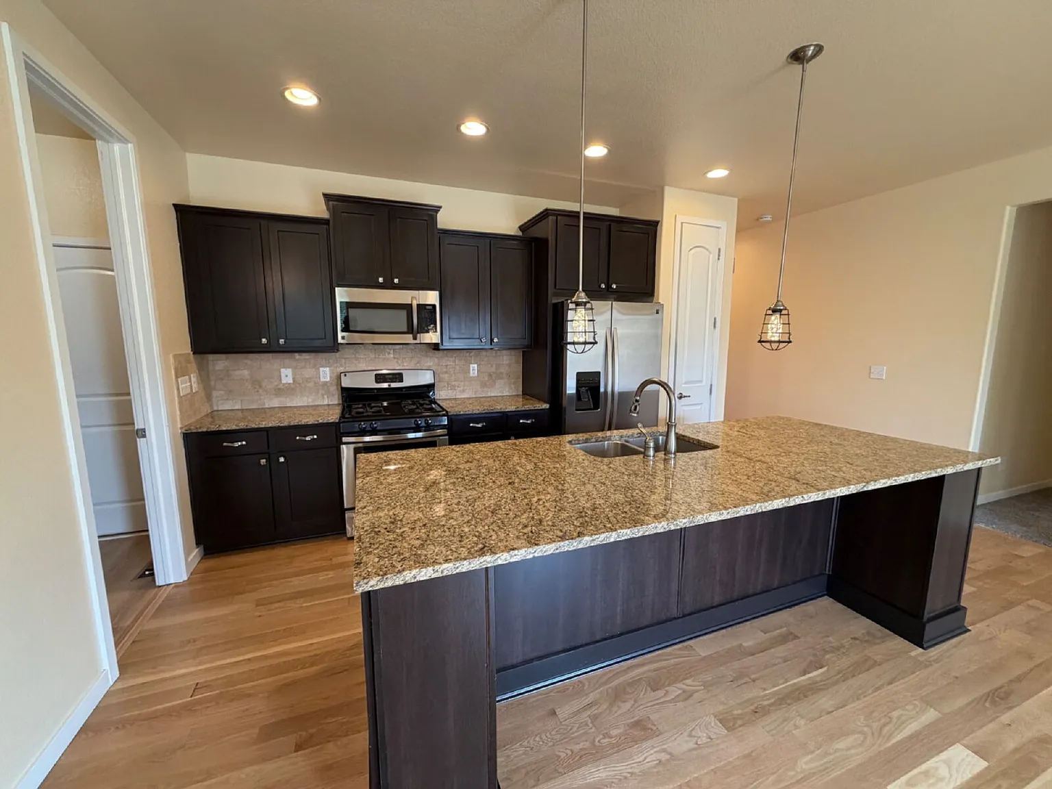3 bed, 2.0 bath, 2014 sqft, $2,995 — Photo 3