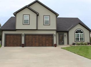 1253 SW Nagona Ln, Lees Summit, MO 64082