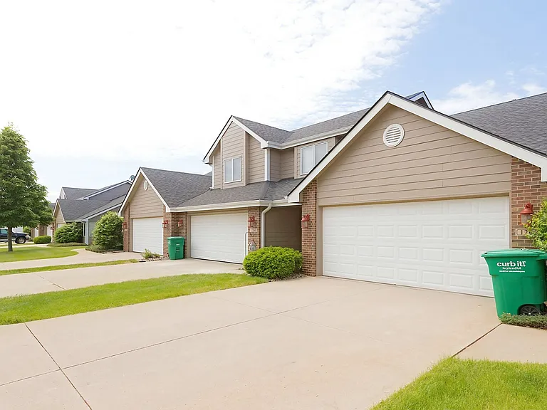 The Pines Townhomes: Spacious Living in Quaint Ankeny Neighborhood! — Photo 2