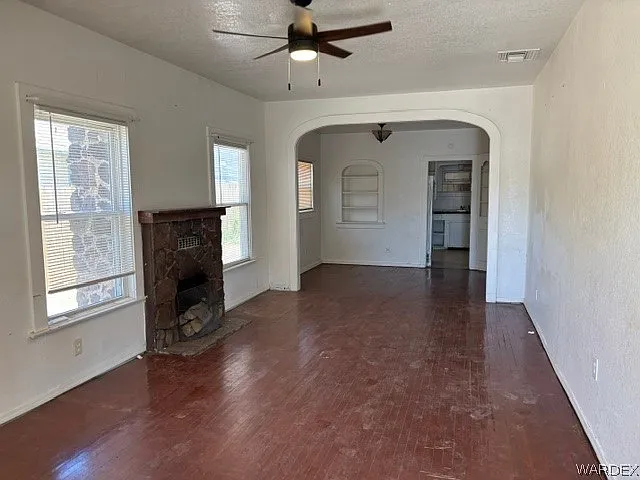 3 bed, 1.0 bath, 1500 sqft, $1,200 — Photo 2