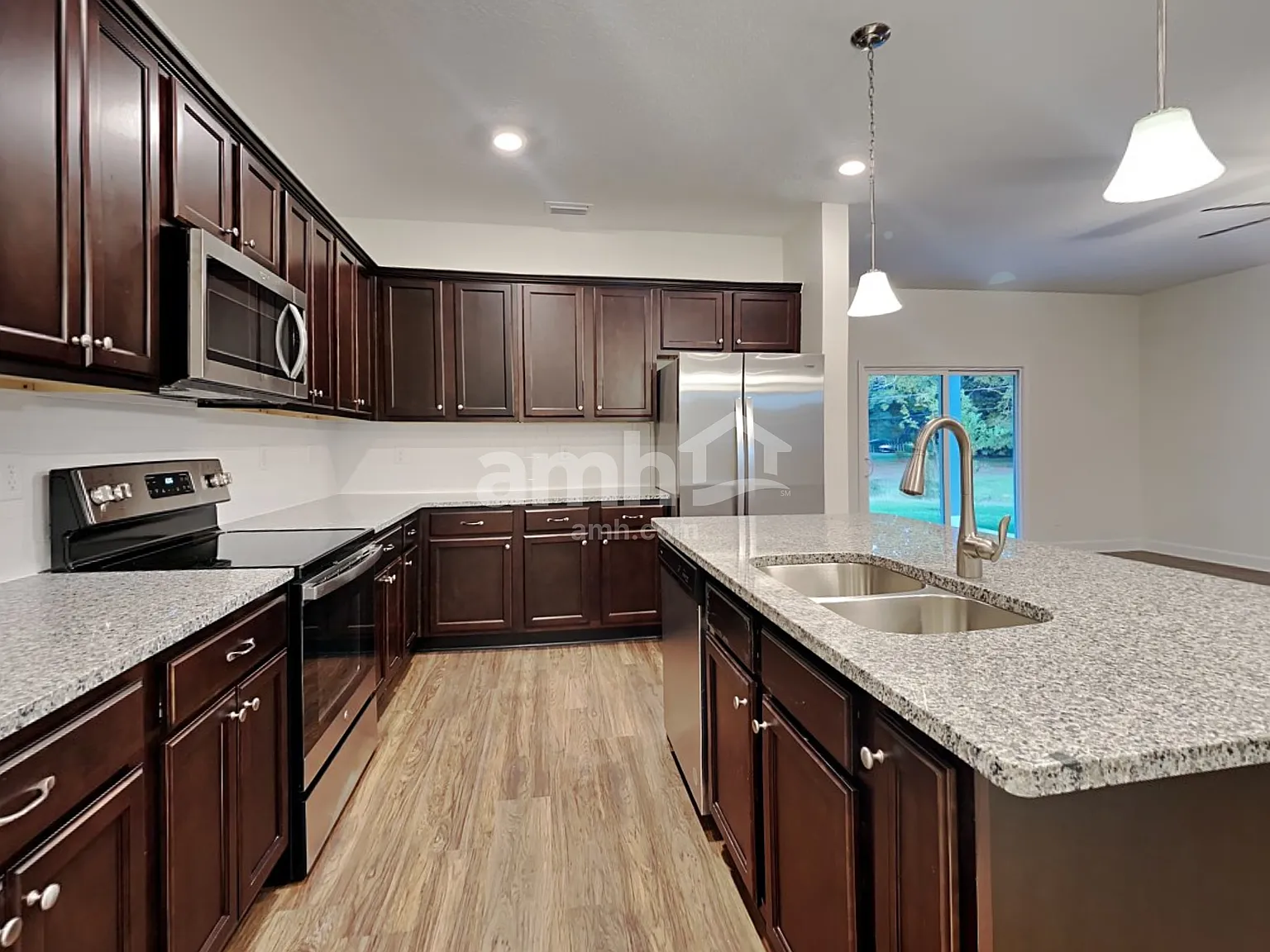 4 bed, 2.5 bath, 2078 sqft, $2,305 — Photo 4