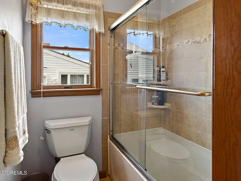 466 E Bay Ave — Photo 24