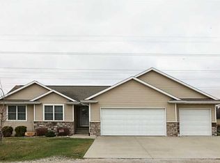 1421 Cedar River Dr, Palo, IA 52324