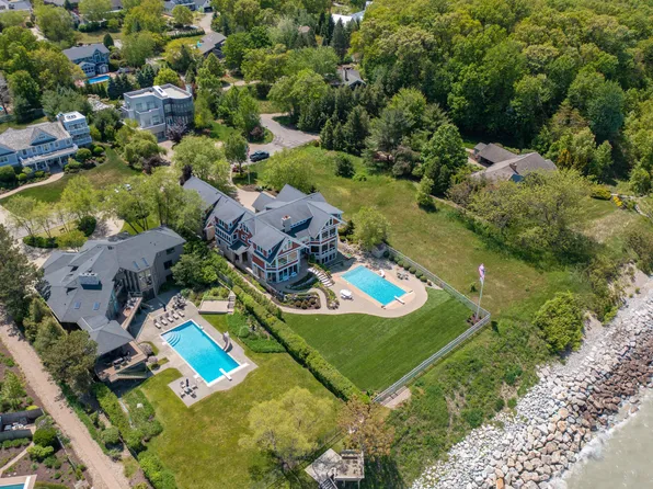 51005 Lake Park Dr, New Buffalo, MI 49117