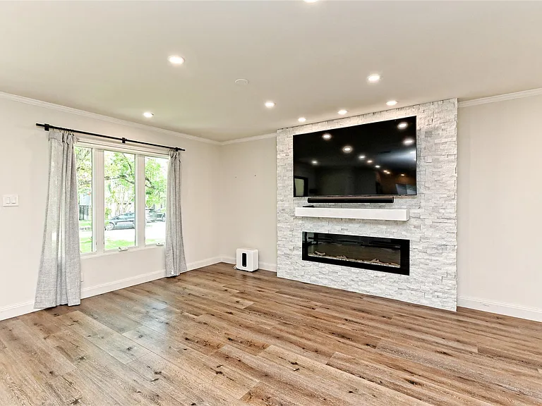 2709 49 1/2 St — Photo 11