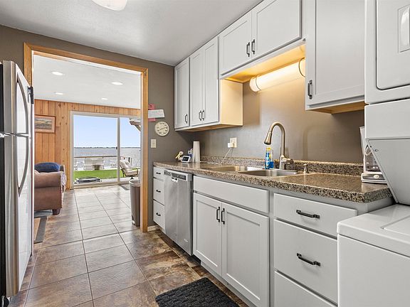 5th image of 414 W Lake Dr