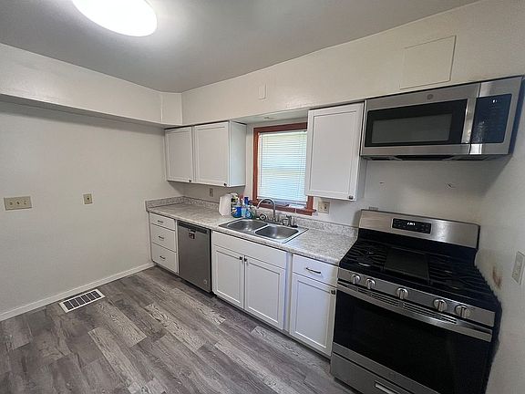 2nd image of 2436 Grape St