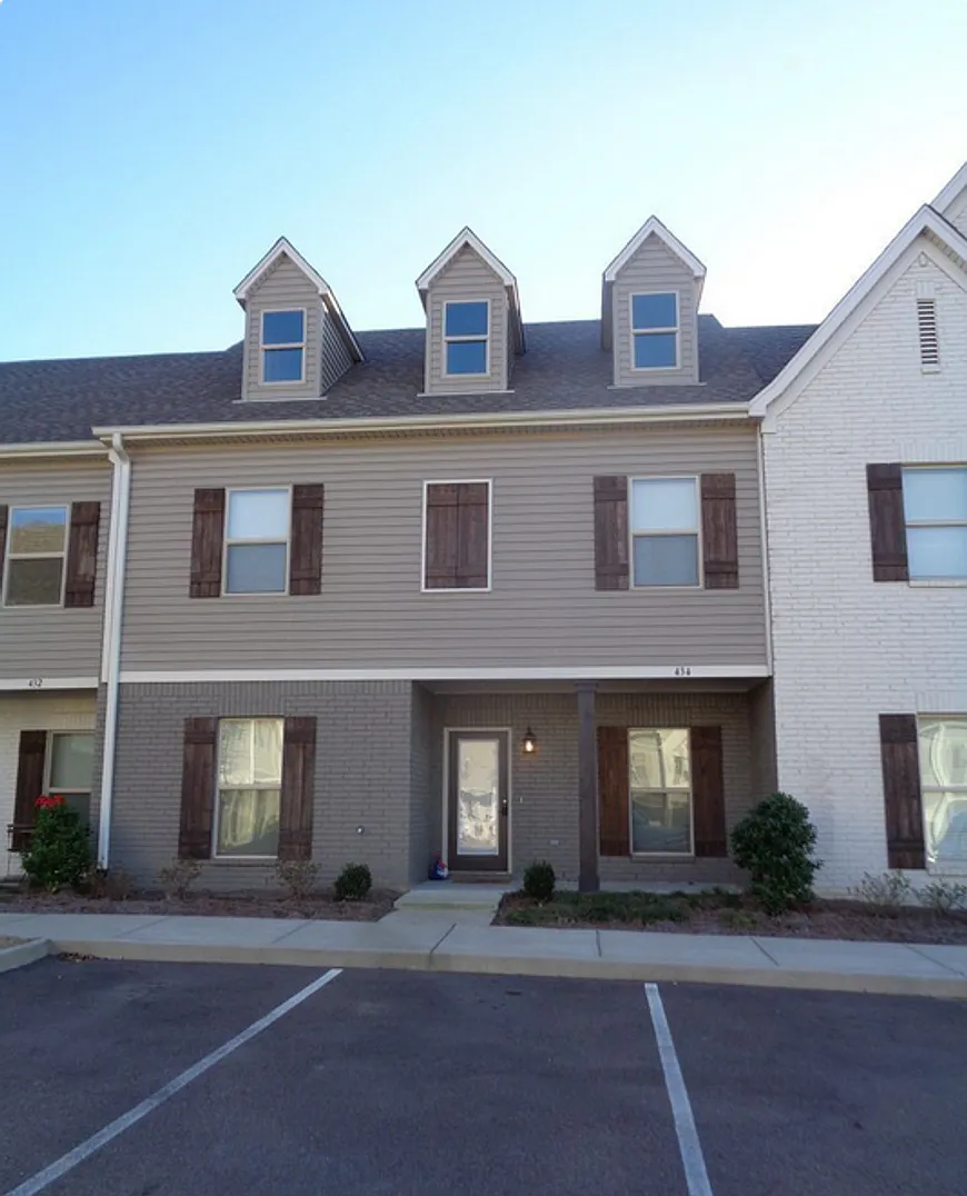 4 Bed/4.5 Bath — Photo 1