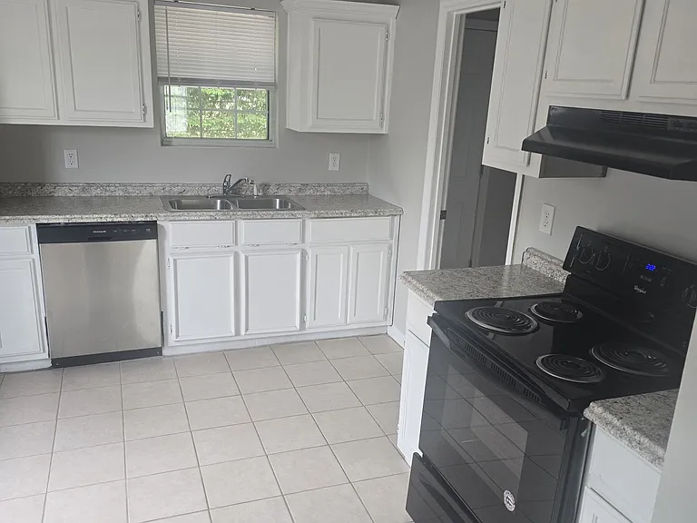 642 Maplewood Dr — Photo 5
