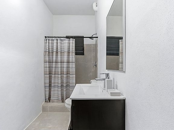 4th image of 494 Calle 19 #4