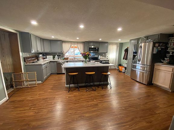 Kitchen - large island