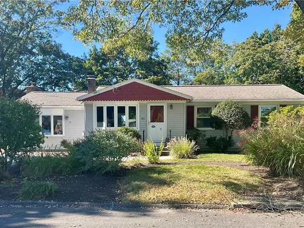 61 Calderwood Dr, Warwick, RI 02886