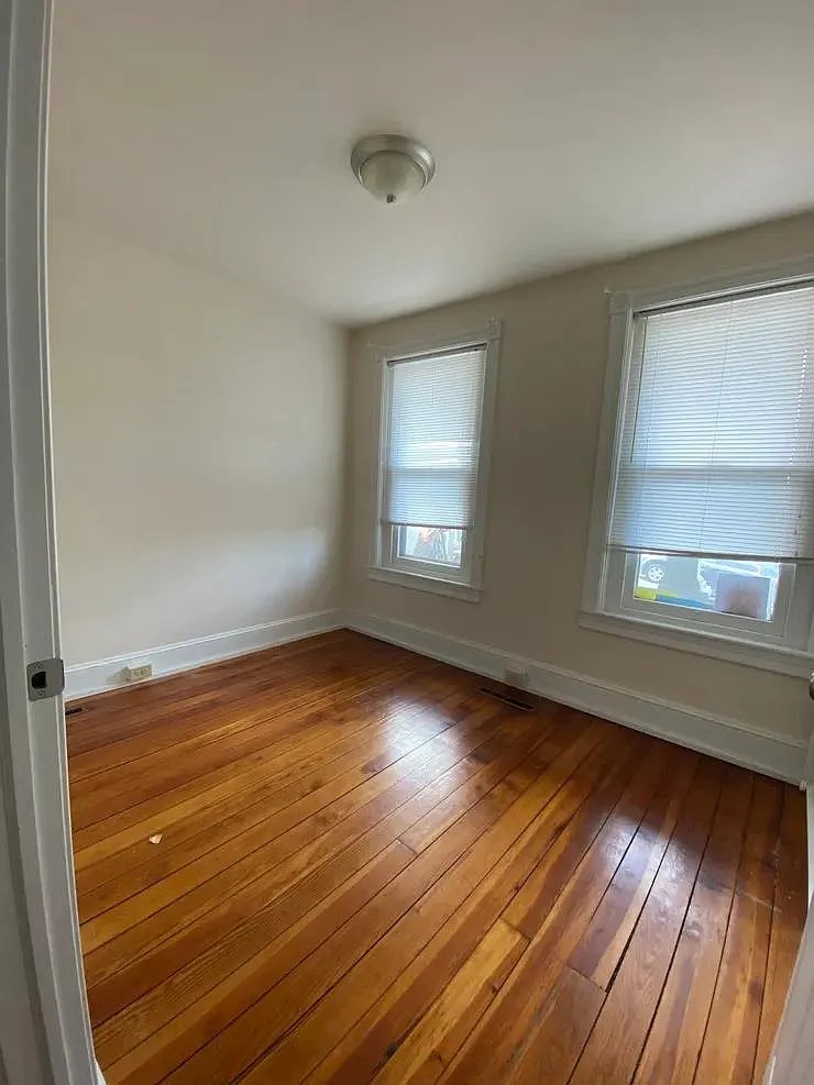 528 Selfridge St — Photo 3