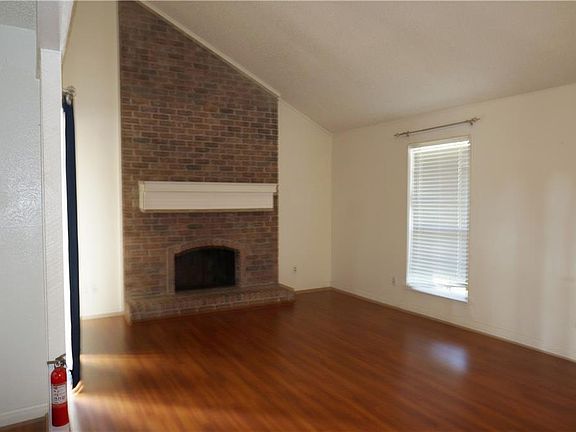 4th image of 2108 Oak Brook Dr