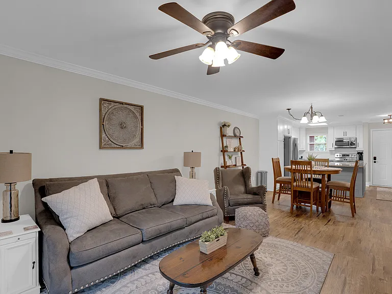 323 Edgewater Ln — Photo 7