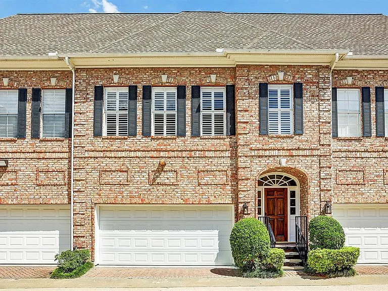 Wonderful townhome in a safe gated community in the Medical Center