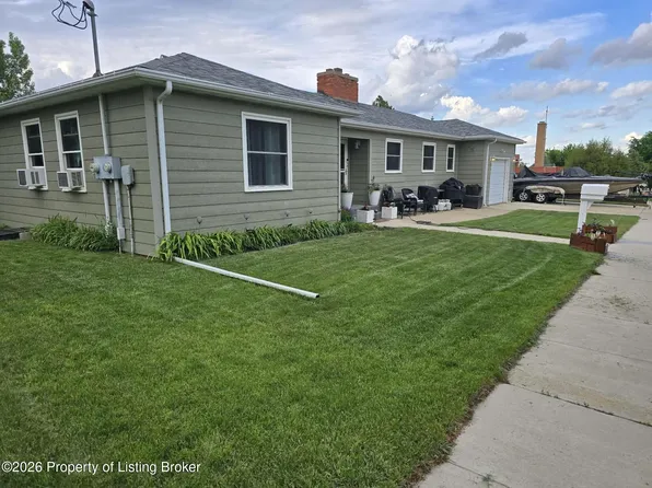 601 3rd St W, Lemmon, SD 57638