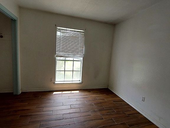 3rd image of 4974 Elma St
