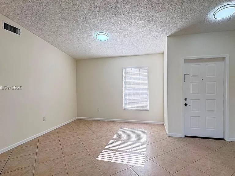 821 W Beckley Sq — Photo 2