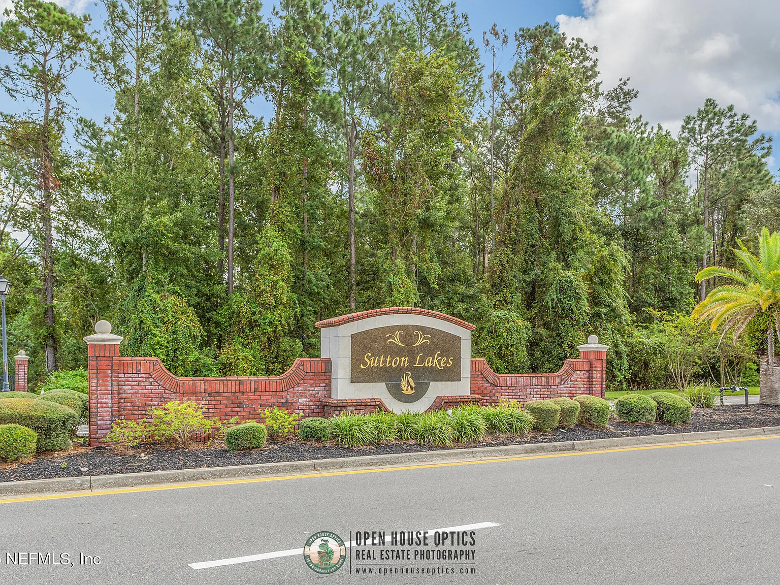 3 bed, 2.0 bath, 1865 sqft, $2,400 — Photo 2